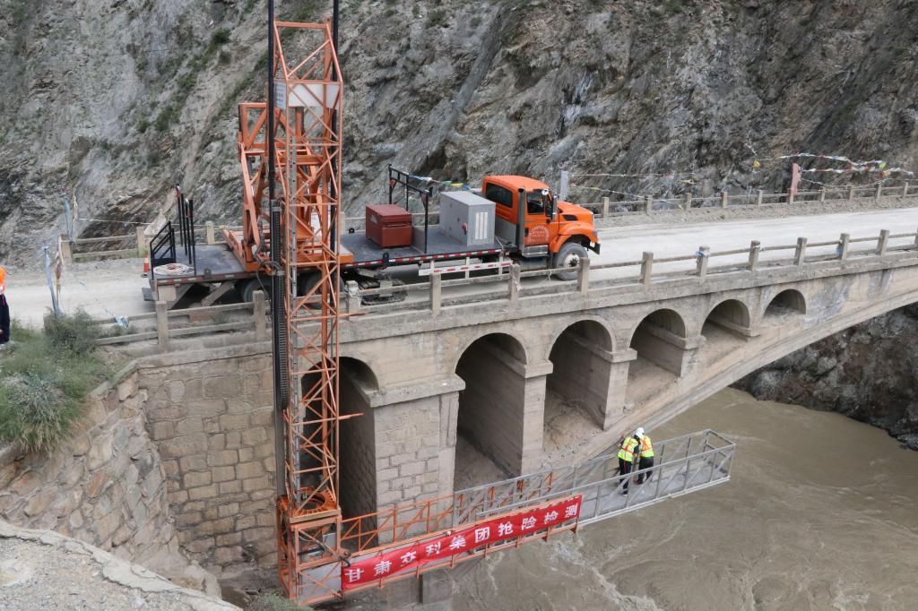2020年8月,交科集团积极参与甘南州迭部县迭九公路抢险救灾工作。.jpg 2020年8月,交科集团积极参与甘南州迭部县迭九公路抢险救灾工作。.jpg