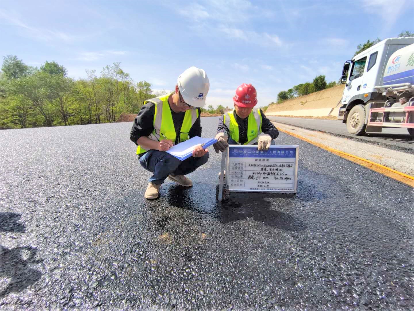 交科集团检测中心甜永项目中心试验室喜获全省通报表扬,图为试验室人员进行下面层厚度检测.jpg 交科集团检测中心甜永项目中心试验室喜获全省通报表扬,图为试验室人员进行下面层厚度检测.jpg