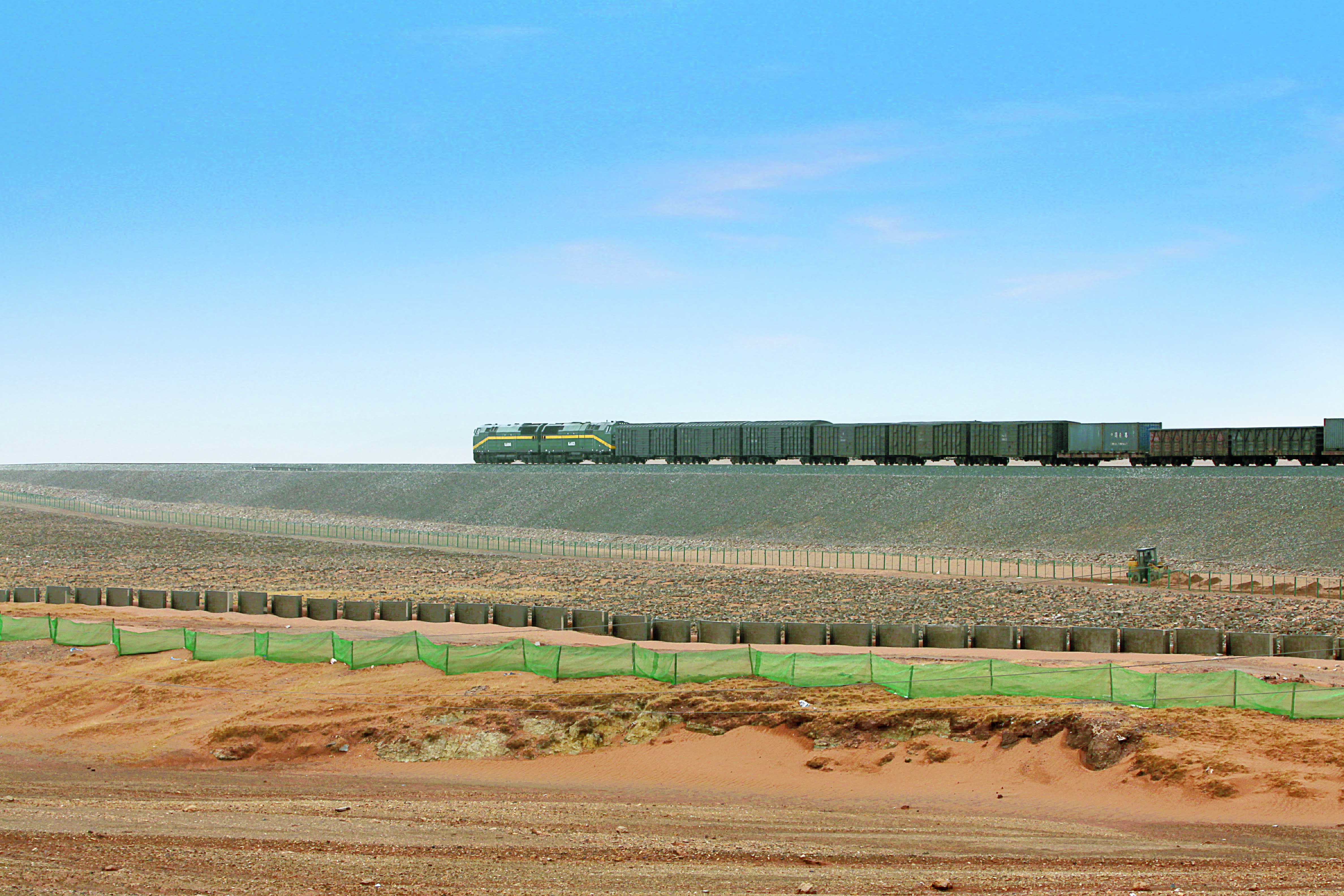 公司设计的防沙工程在青藏铁路的应用.jpg 公司设计的防沙工程在青藏铁路的应用.jpg