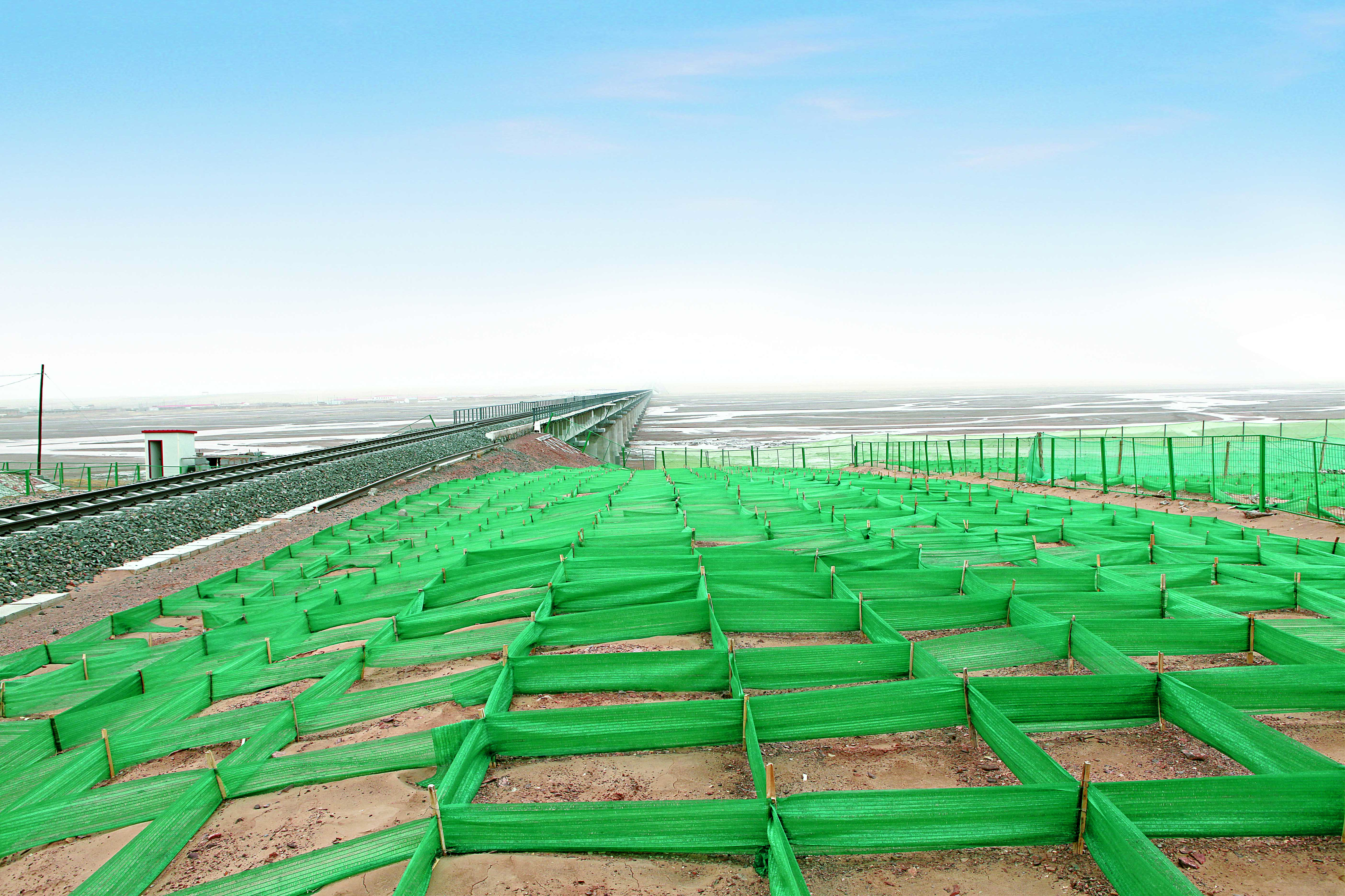 青藏铁路沱沱河防沙工程.jpg 青藏铁路沱沱河防沙工程.jpg